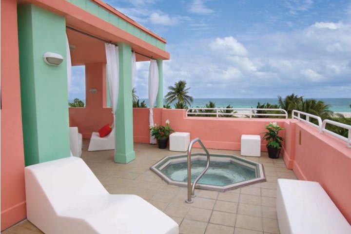 Jacuzzi on the top floor of the Hilton Grand Vacations hotel in Miami