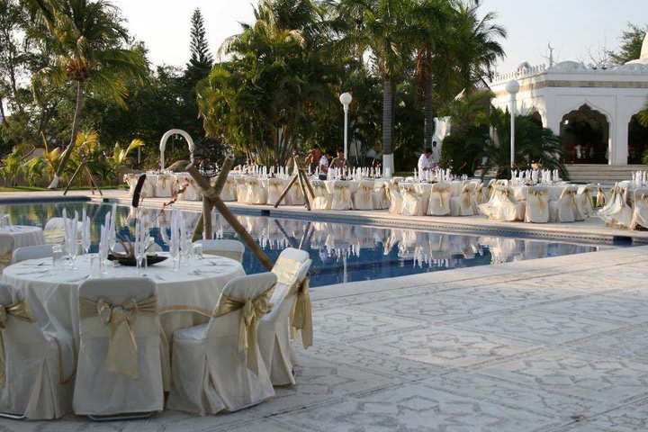 Evento a la orilla de la piscina