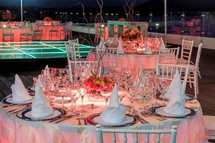 Los salones de eventos ofrecen servicio de banquetes