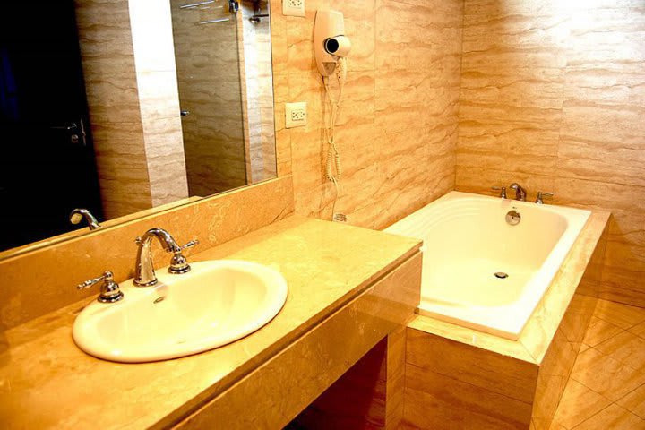 Baño de una habitación del Príncipe Hotel & Suites en Ciudad de Panamá