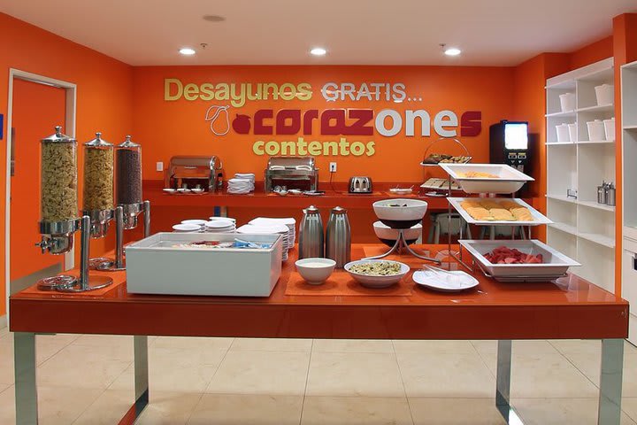 Barra de alimentos del salón de desayunos