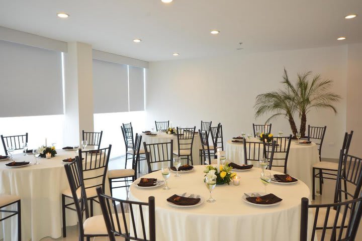 El salón de eventos tiene capacidad para 60 personas