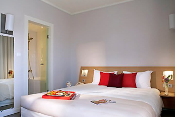 Novotel Athenes offers 196 guest rooms and suites