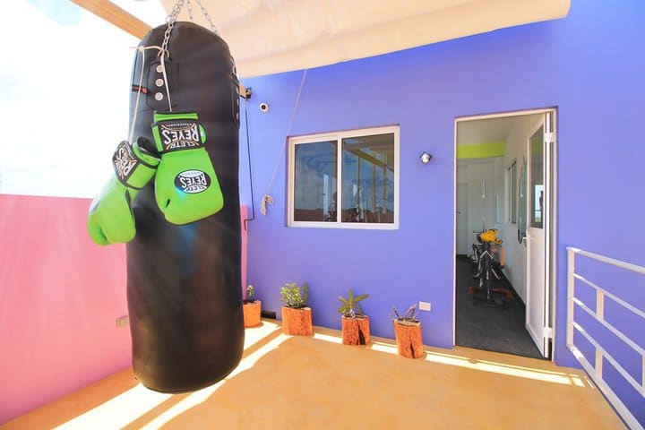 El gimnasio cuenta con un costal de box