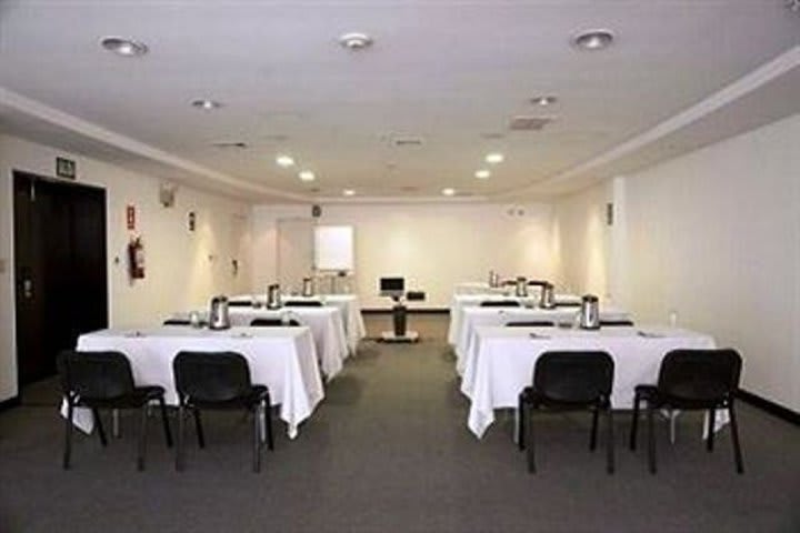 Meeting room at the Radisson Hotel Decapolis Miraflores