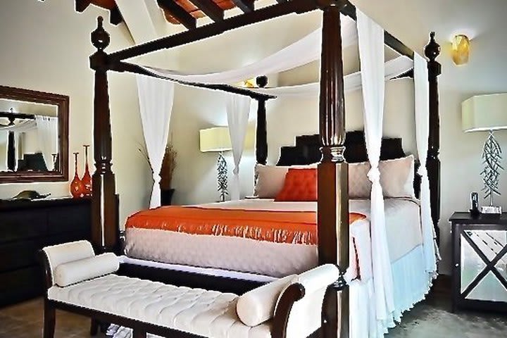 The villa consists of 6 guest rooms and suites