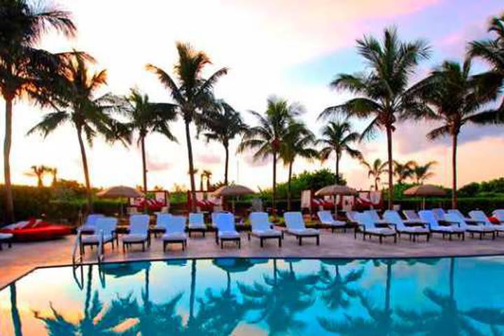 Vista de la piscina al atardecer