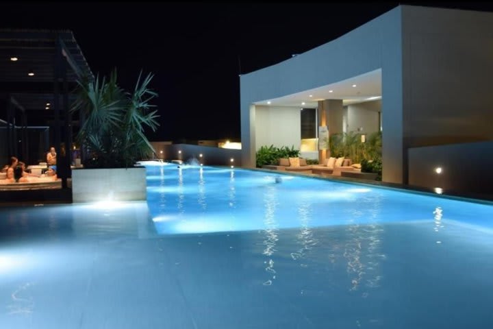 Piscina por la noche