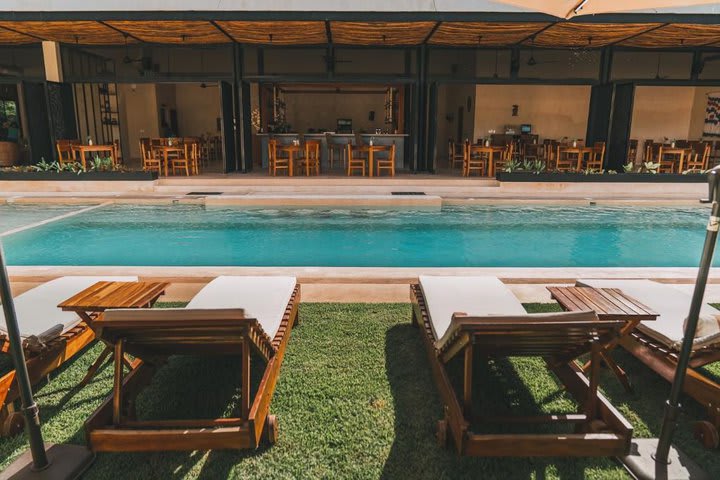 Piscina y restaurante