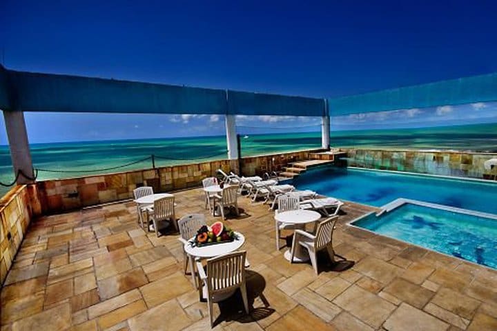 Hotel Jangadeiro has a pool and a children's pool on the top floor