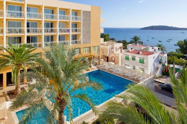 El Hotel Victoria en Ibiza cuenta con una alberca para adultos y un chapoteadero