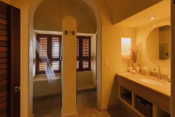 Private guest bathroom