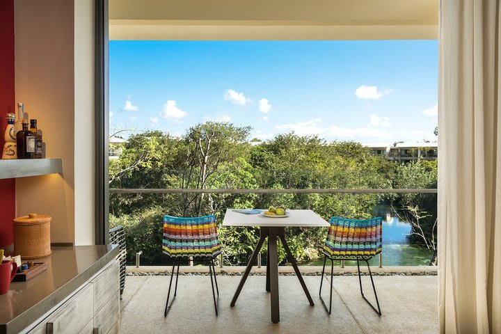 Balcón de una habitación con vista a la laguna