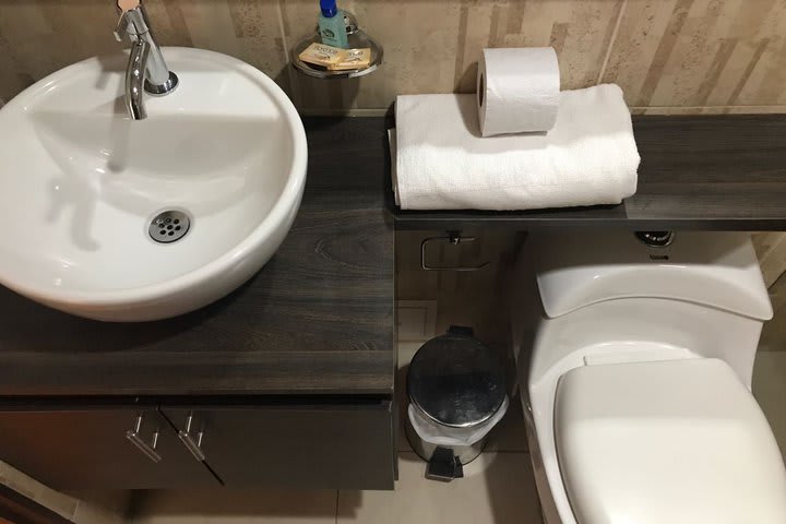 Baño de huéspedes