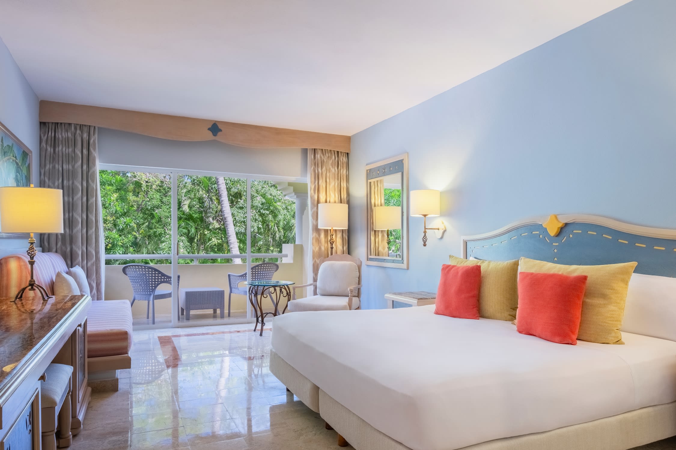 Img - Premium cerca de la piscina