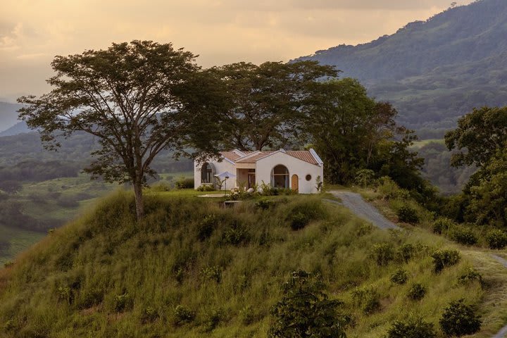 Hotel rodeado de naturaleza cerca del río Cauca