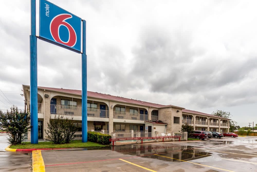 Motel 6 San Antonio, TX - Splashtown