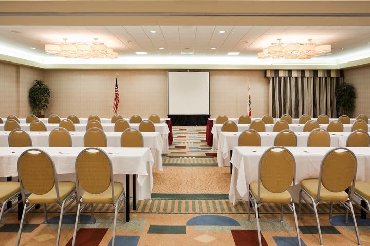 Salón de eventos en el Crowne Plaza San Francisco International Airport