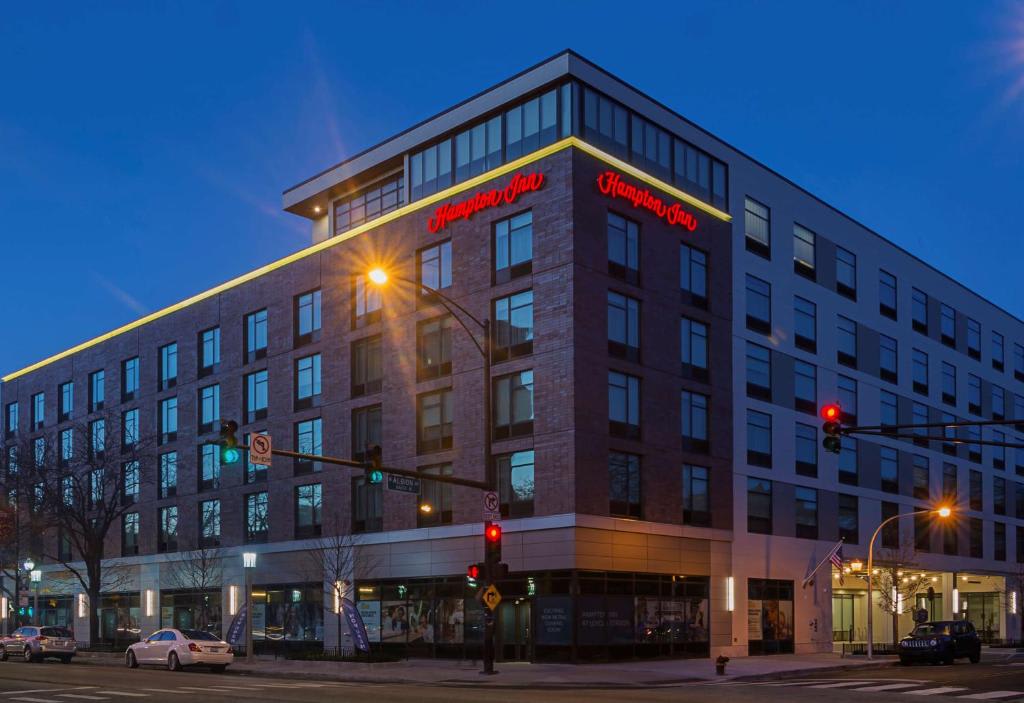 Hampton Inn Chicago North-Loyola Station