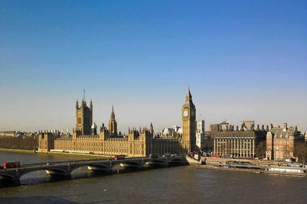 Habitación Superior con cama extragrande y vistas al Big Ben