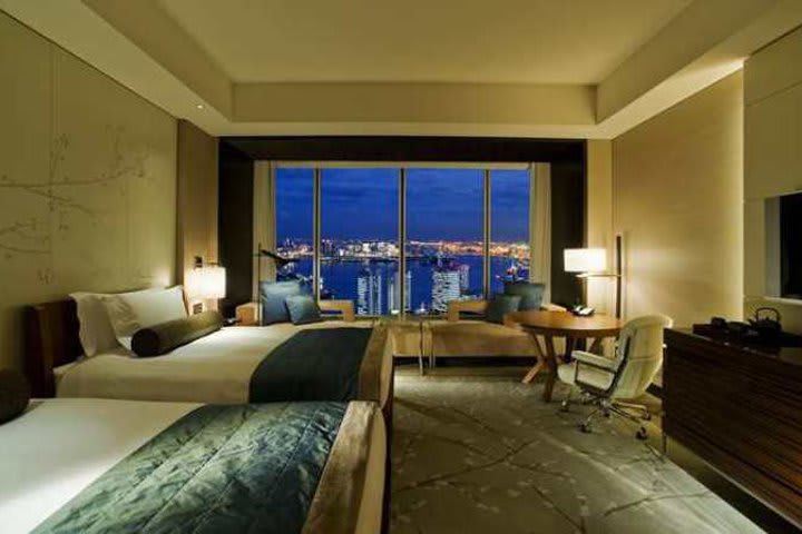 Habitación twin con vista a la bahía de Tokio del hotel Conrad