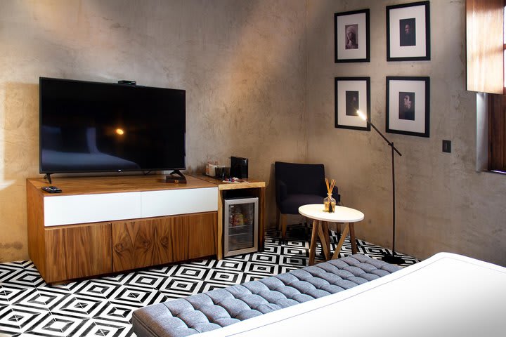 TV y sillón para lectura en una habitación de lujo