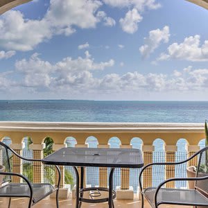 Oceanfront Cancun Condo W/loft in All Ritmo Resort