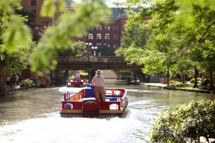 The Westin Riverwalk está ubicado sobre el Riverwalk de San Antonio