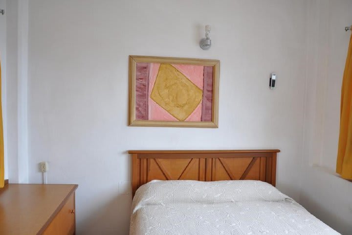 Habitación con una cama matrimonial