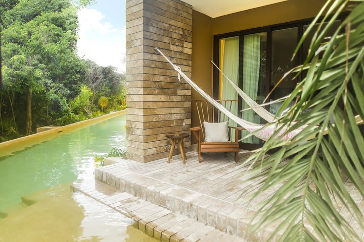 Garden swim-up guest room