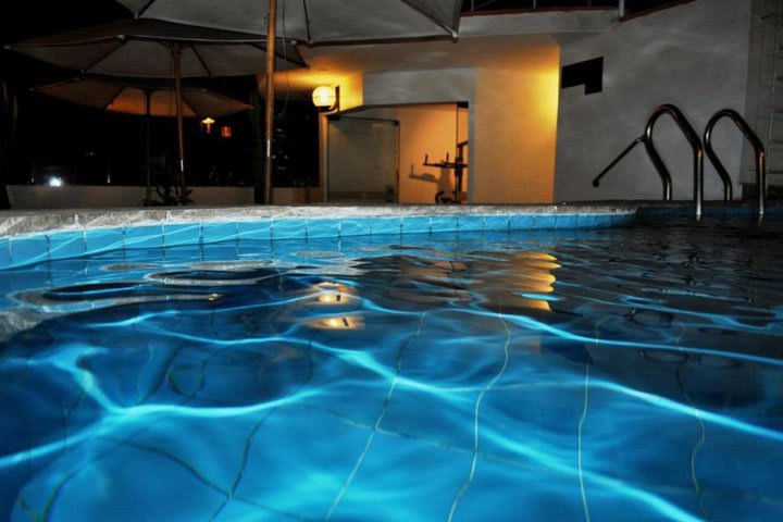 Piscina por la noche