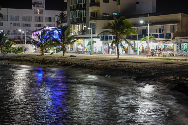 Vista nocturna del exterior