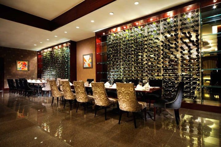 The Crowne Plaza Beijing Zhongguancun hotel has three restaurants