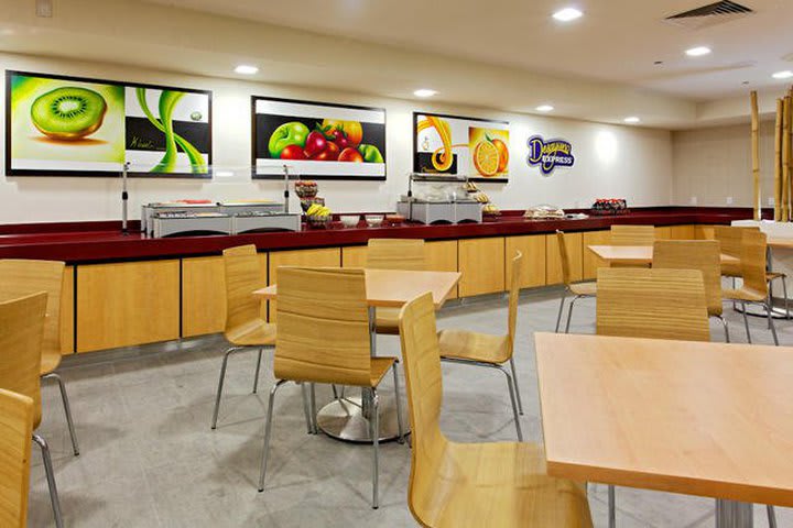 Breakfast lounge at Holiday Inn Express Guadalajara Expo