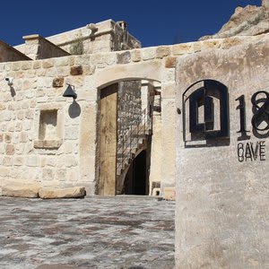 1811 Cave Hotel