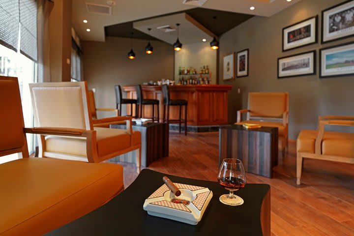 Cigar Bar Robusto is ideal for enjoying tobacco