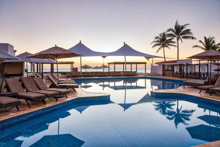 Piscina al aire libre con vista al mar