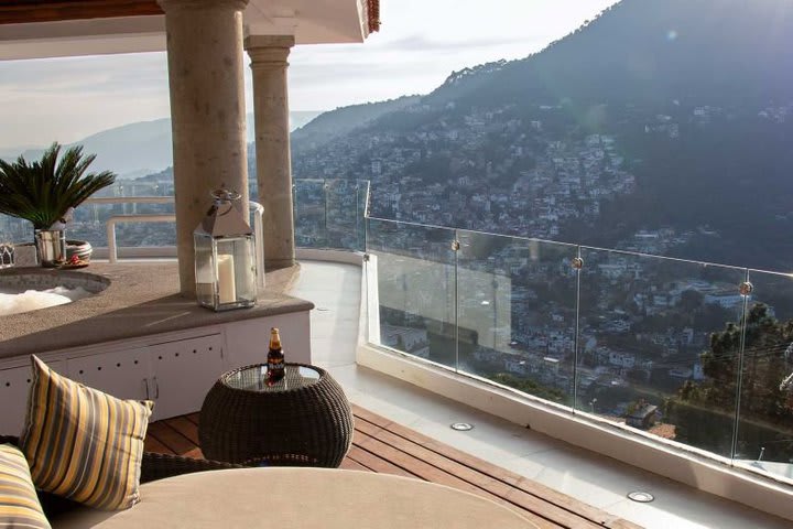 Balcony with jacuzzi in the Vista presidential suite