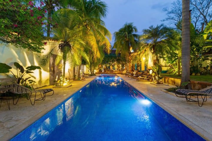 Vista de noche de la piscina