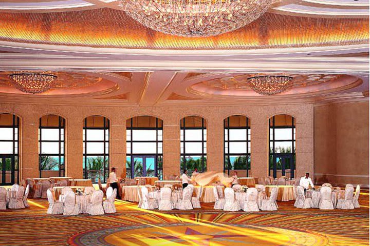 Loews Miami Beach features conference facilities for up to 3,000 persons