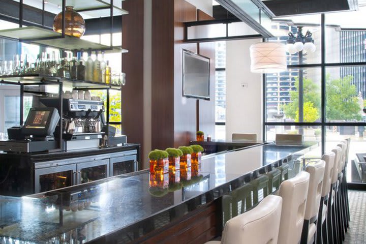 Bar en el restaurante del hotel Wyndham Grand Chicago Riverfront