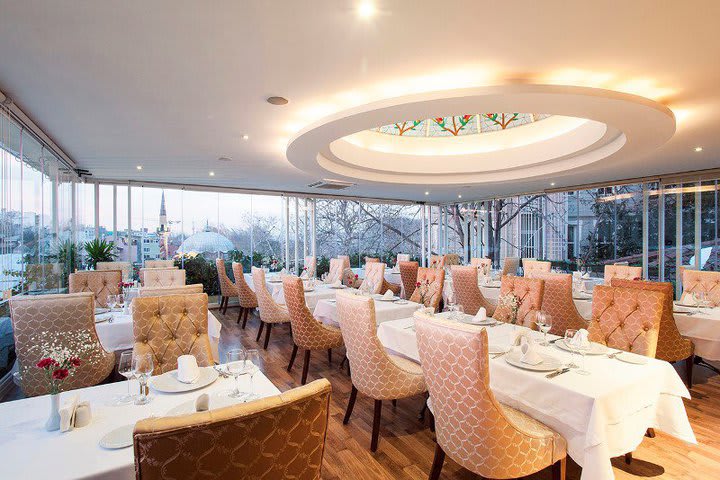 Interior del restaurante Matbah del hotel en Estambul, Ottoman Imperial