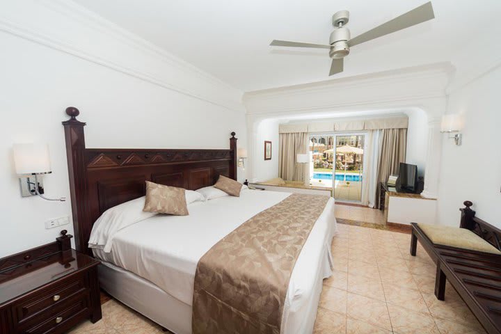 Img - Swim-up Junior Suite + 18 years