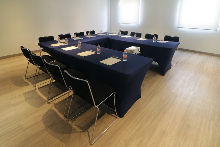 U-shape setting in a meeting room