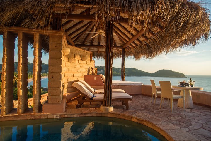 Terraza de la Owner's suite lujosa con piscina frente al mar