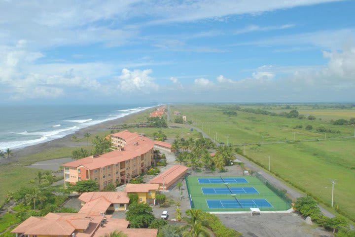 El hotel tiene tres canchas de tenis