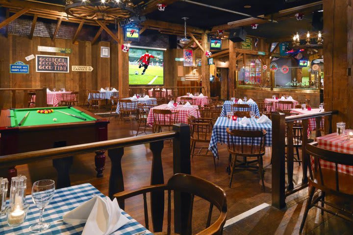 The Sport Bar & Grill restaurant at the Sheraton Skyline Hotel London has billiards and TVs