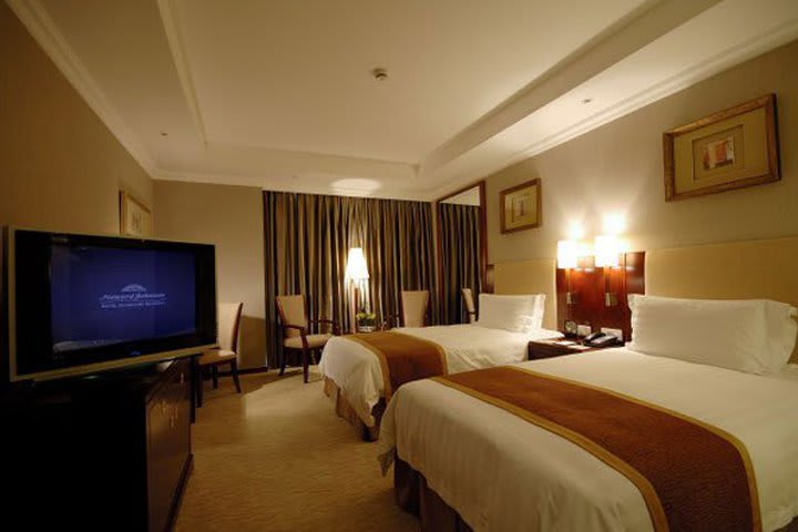 The guest rooms at the Howard Johnson Zhangjiang in Shanghai have flat-screen TV