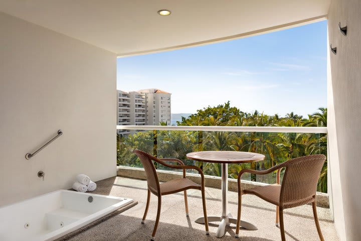 Balcony with Jacuzzi