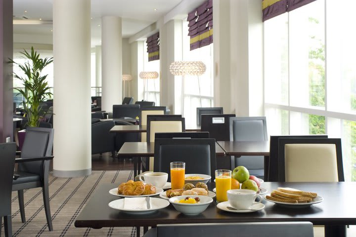 El Holiday Inn Express Greenwich A102 cuenta con un restaurante